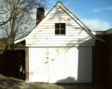 Schilderen van schrijnwerk tuinhuis